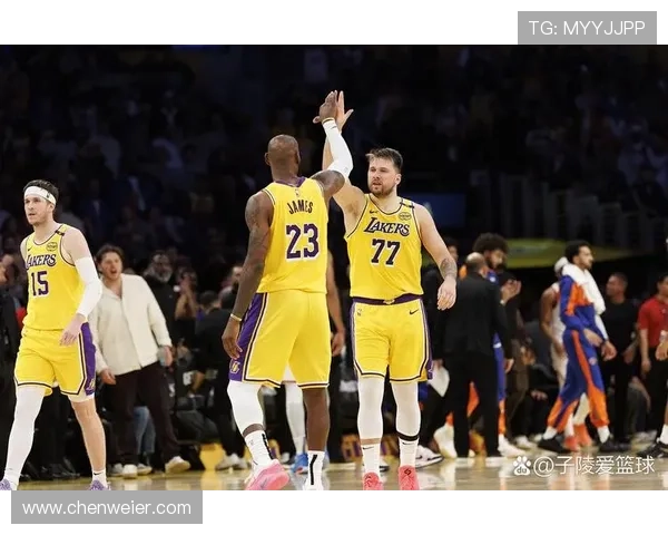詹姆斯复出带领湖人迎战勇士 库里伤情更新引发新一轮讨论